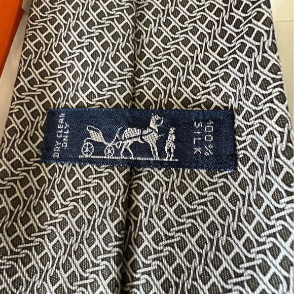 Classic Hermes Silk Twill Necktie in rare Taupe/Cream Like new, in original box. - Picture 3 of 4